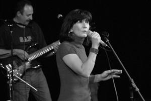 Blanka Táborská zpívá na kopřivnickém koncertu zlínské kapely AG Flek. Ten se místnímu publiku po řadě let představil de facto v prapůvodní sestavě.<br/>                                   
FOTO: DAVID MACHÁČEK
