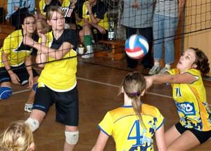 Juniorkám KV Kopřivnice se v krajském přeboru daří. První listopadový víkend vyhrály v Kunčicích (na snímku), minulý víkend doma porazily Palkovice.<br/>                                             
FOTO: ZDENĚK ŠRUBAŘ
