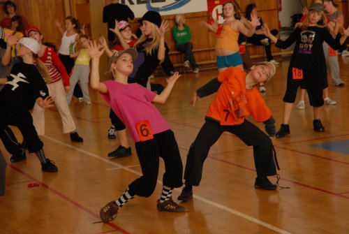 Uplynulou sobotu žila hala ZŠ E. Zátopka aerobikem při akci Děti fitness aneb sportem proti drogám.<br/>                                                  
FOTO: DAVID MACHÁČEK
