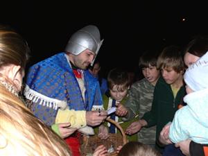 Svatý Martin byl po příjezdu do cíle lampionového průvodu u hostince Oáza v nepřetržitém obležení dětí, dokud mu z proutěného košíku nezmizely všechny sladkosti.<br/>                         
FOTO: ILONA MAZALOVÁ
