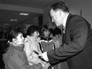 Na vernisáži komiksů ztvárňujících nežádoucí společenské jevy byli oceněni nejen vítězové jednotlivých kategorií, ale odměnu dostali všichni zúčastněni.  <br/>       
FOTO: ILONA MAZALOVÁ
