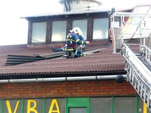 Jeden z výjezdů k odstranění škod větrné smrště byl k objektu na ulici Štefánikovu, kde hasiči provizorně opravili střechu. <br/> 
FOTO: HZS Tatra Kopřivnice
