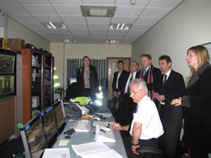 V rámci návštěvy anglického Congletonu si kopřivnická delegace prohlédla také tamní kamerový systém zajišťující bezpečnost. <br/>
FOTO: DAGMAR RYSOVÁ
