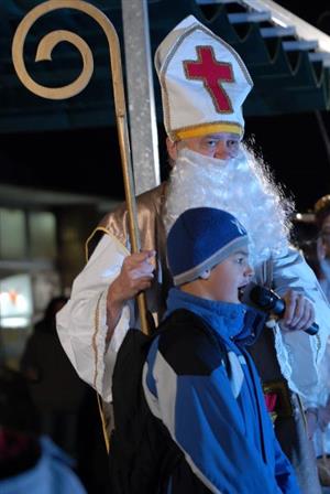 Mikuláš před kulturním domem měl tradičně co dělat, aby zvládl davy nedočkavých dětí. Kromě rozdání trochy sladkostí bylo jeho hlavním úkolem rozsvícení vánoční výzdoby.  <br/>
FOTO: DAVID MACHÁČEK
