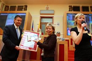 Za dlouhodobý ukázkový postup v kvalitě Zdravého města získala Kopřivnice ocenění, které převzala v Praze místostarostka Dagmar Rysová.<br/>                                                                      
FOTO: ARCHIV
