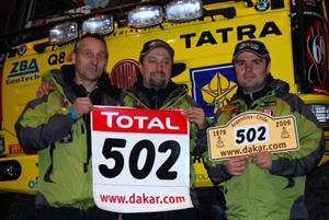 Aleš Loprais se svou posádkou a startovním číslem při přejímkách vozů ve Francii. Nyní už jsou kamiony na cestě do Argentiny.<br/>     
FOTO: Loprais Tatra Team

