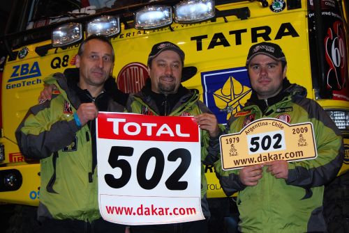 Aleš Loprais se svou posádkou a startovním číslem při přejímkách vozů ve Francii. Nyní už jsou kamiony na cestě do Argentiny.<br/>     
FOTO: Loprais Tatra Team
