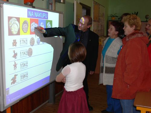 Nové interaktivní tabule ve třídách mošnovské základní školy zaujaly také tamního starostu Romana Mácu. Lidé si je mohli vyzkoušet v rámci dne otevřených dveří.<br/>                  
FOTO: ILONA MAZALOVÁ
