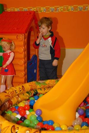 První děti si v pondělí se zájmem vyzkoušely vybavení dětského koutku Žirafka, které od tohoto týdne funguje v přízemí budovy radnice. <br/>
FOTO: DAVID MACHÁČEK
