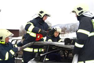 Dobrovolní hasiči se na vrakovišti seznamovali s novou technikou a v praxi si ji vyzkoušeli na vyřazených autech. <br/>
FOTO: DANA HOĎÁKOVÁ
