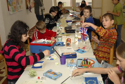 Žáci druhého stupně ZŠ 17. listopadu se ještě před Vánocemi důkladně seznamovali se státy Evropské unie v rámci školního projektu. <br/> 
FOTO: DAVID MACHÁČEK
