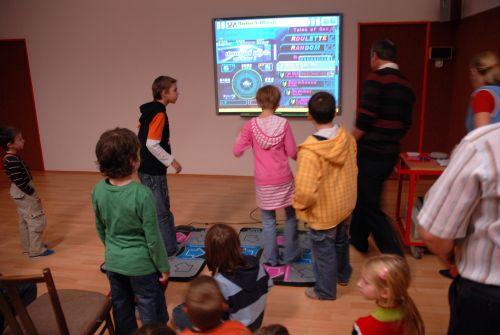 Žáci ZŠ sv. Zdislavy zkoušejí taneční hru v nové multimediální učebně jen výjimečně, v dalších měsících už bude interaktivní tabule za 100 tisíc sloužit především výuce. <br/>             
FOTO: DAVID MACHÁČEK
