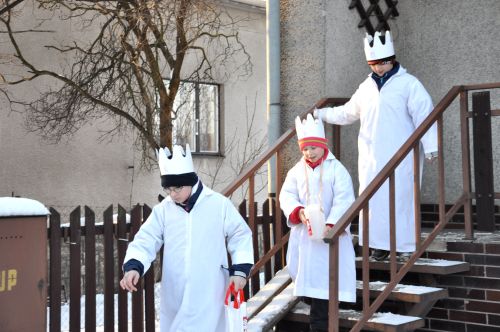 Hoši převlečení za tři krále obcházeli jednotlivé domácnosti a sbírali do zapečetěných pokladniček příspěvky od lidí do Tříkrálové sbírky. <br/>                                                         
FOTO: DANA HOĎÁKOVÁ
