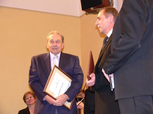 Učitel, kronikář a historik Lubomír Loukotka se stal v pořadí 35. držitelem ocenění čestného občanství města Příbora, které převzal z rukou starosty.<br/>                                                 
FOTO: ILONA MAZALOVÁ
