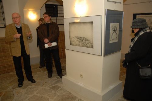 Kurátor Galerie ve vile Petr Pivoda zahajuje výstavu grafika Miloše Ševčíka. Lyrické a meditativní obrazy budou k vidění do konce února. <br/>                                                              
FOTO: DAVID MACHÁČEK
