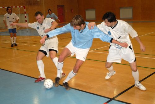 Souboj dvou kopřivnických mužstev Lokomotivy Gangsters a Laviny v 5. turnaji okresního futsalového přeboru skončil remízou 6:6. V tabulce je na tom lépe čtvrtá Lokomotiva. <br/>          
FOTO: DAVID MACHÁČEK
