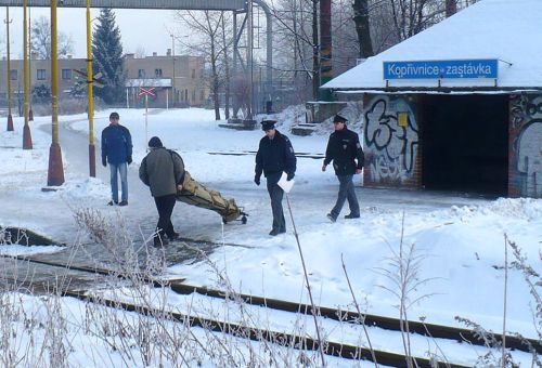 Kopřivnickou vlakovou zastávku si jako své útočiště vybrali bezdomovci. Bohužel už dva v jejích prostorách zemřeli. Ten poslední zemřel na následky podchlazení v noci z pátku na sobotu 17. ledna.<br/> FOTO: RENATA MOLKOVÁ