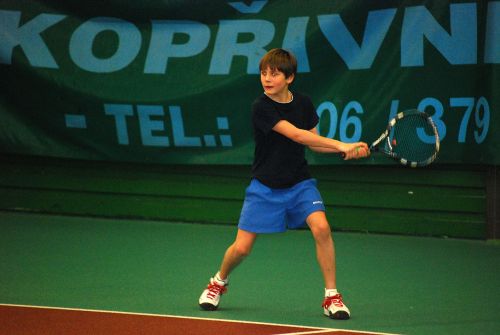 Kopřivnickému mladšímu žákovi Dominiku Bartoňovi se v domácím tenisovém turnaji „O pohár starosty města“ dařilo. Vyhrál jak dvouhru, tak spolu s Matoušem Vitáskem čtyřhru. <br/> 
FOTO: J. FEILHAUEROVÁ
