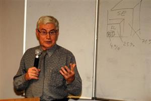 Člen fyzikálního ústavu Akademie věd a známý popularizátor astronomie Jiří Grygar přednášel v Kopřivnici o své skepsi k jevům UFO.<br/><br/>                                                      
FOTO: DAVID MACHÁČEK
