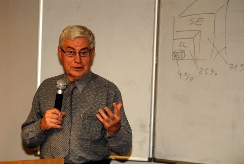 Člen fyzikálního ústavu Akademie věd a známý popularizátor astronomie Jiří Grygar přednášel v Kopřivnici o své skepsi k jevům UFO.<br/><br/>                                                      
FOTO: DAVID MACHÁČEK
