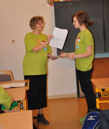 Minulý týden ve čtvrtek dostávali žáci pololetní vysvědčení. Žáci devátých tříd zároveň obdrželi i slovní hodnocení.<br/><br/>                                                                                           
FOTO: DANA HOĎÁKOVÁ
