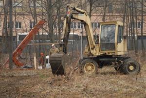 Těžká technika začala minulou středu s hloubením základů pro stavbu budoucího skautského centra Vanaivan.<br/><br/>                                                                                         
FOTO: DAVID MACHÁČEK
