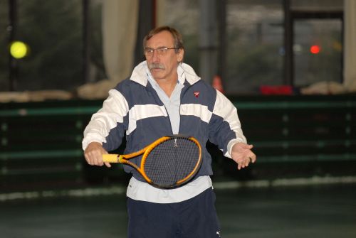 V úterý večer hrál Pavel Zedníček v Kopřivnici divadlo, druhý den dopoledne vyměnil jeviště za tenisový kurt.<br/>                            
FOTO: DAVID MACHÁČEK
