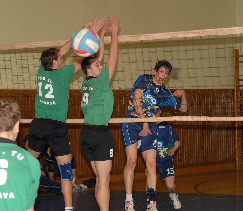 Kopřivnický volejbalový tým mužů zaskočil v domácím sobotním dvojutkání lídra z Ostravy. Schylovalo se k tomu, že VŠB odjede s prázdnou, nakonec ale vyhrála alespoň druhý duel.<br/>           FOTO: D. MACHÁČEK