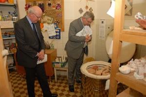 Radní anglického města Congleton se zajímali také o způsoby trávení volného času v Kopřivnici. Na snímku prochází keramickou dílnou v DDM. <br/>                                           
FOTO: DAVID MACHÁČEK
