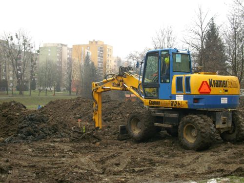 Stavba nového dětského dopravního hřiště se rozjela. Minulý týden těžká technika začala budovat kanalizace.<br/>                                                                                                
FOTO: DANA HOĎÁKOVÁ
