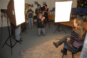 Profesionální světla v improvizovaném studiu pomáhají studentům zdejší průmyslovky vytvořit ideální portrét.<br/>					       
FOTO: DAVID MACHÁČEK
