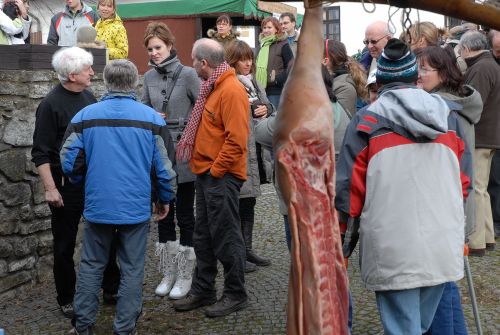Druhý ročník Fojtovy zabíjačky přilákal do areálu Muzea Fojtství podstatně více lidí než loňská premiéra této akce.<br/>                                                                                        
FOTO: DAVID MACHÁČEK
