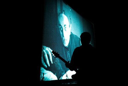 Kytarista Petr Kružík doprovodil svou autorskou muzikou němý německý horor Upír z Nosferatu. Netradiční představení se uskutečnilo v rámci Projektu 100.<br/>                    
FOTO: DAVID MACHÁČEK
