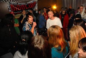 Páteční Hip-hop Birthday party přilákala do kulturního domu řadu mladých příznivců žánru. Vystupující jimi byli na pódiu doslova obloženi.<br/>                                                             
FOTO: DAVID MACHÁČEK
