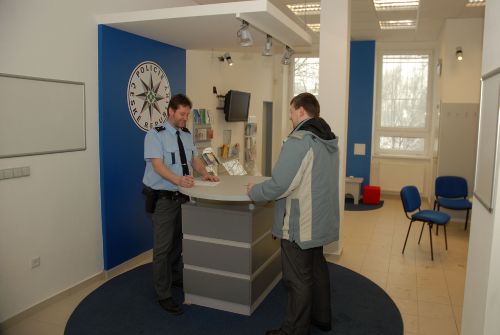 Vstupní prostor zdejší služebny Obvodního oddělení Policie ČR prošel velkou rekonstrukcí. Občané se v něm mají cítit příjemněji.<br/>                                                                  
FOTO: DAVID MACHÁČEK
