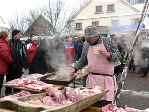 Masopust ve Štramberku doprovázely tradičně masky medvěda, nevěsty a dalších maškar a hlavně zabijačka spojená s postupnou ochutnávkou mastných výrobků. <br/>                       
FOTO: ILONA MAZALOVÁ

