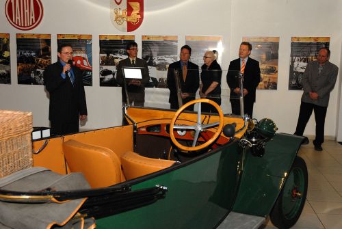 Snímek z kopřivnické vernisáže o konstruktéru Hansi Ledwinkovi byl pořízen vloni na jaře.Od té doby výstava úspěšně cestuje světem.<br/>                                                             
FOTO: DAVID MACHÁČEK
