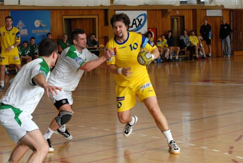 Kopřivnický házenkář Richard Hladký se v nedělním zápase ZUBR Extraligy probíjí obranou Hustopečí. V konečném účtování zatížil konto soupeře pěti brankami a jeho tým s převahou vyhrál.<br/> FOTO: DAVID MACHÁČEK