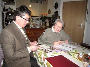 Dana Zátopková při podpisu velkorysé darovací smlouvy, kterou věnovala místnímu muzeu milion korun. <br/>                       
FOTO: REGIONÁLNÍ MUZEUM
