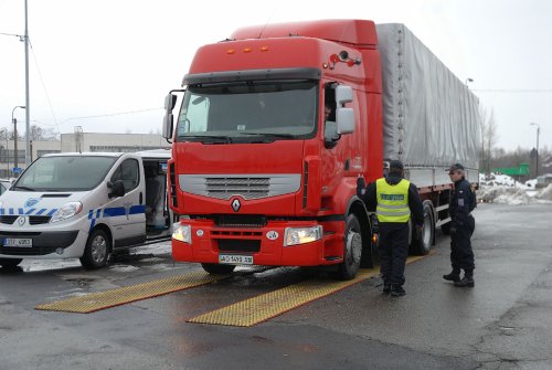 V pátek dopoledne si celníci a policisté na parkovišti na ulici Panské počíhali na řidiče nákladních automobilů. Došlo i na kontrolu jejich váhy.  <br/>
FOTO: DAVID MACHÁČEK
