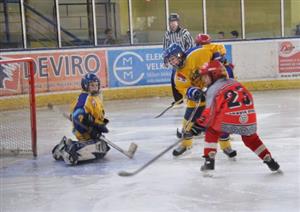 Kopřivnická hokejová pátá třída hostila v sobotním zápase krajského přeboru Třinec. Podlehla mu 4:6, což vzhledem k suverenitě Třince v soutěži rozhodně není špatný výsledek.<br/>   FOTO: JANA FEILHAUEROVÁ
