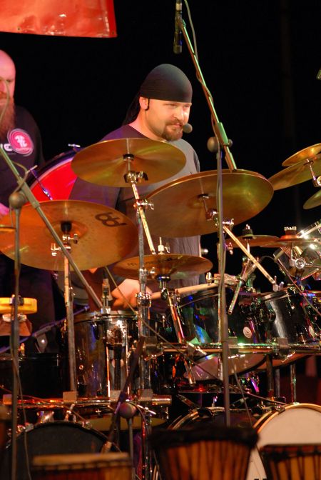 Leader bubenické formace Jumping Drums Ivo Patoušek při sobotním koncertu v kopřivnickém kulturním domě. O netradiční hudební show byl velký zájem.<br/>                                 FOTO: DAVID MACHÁČEK