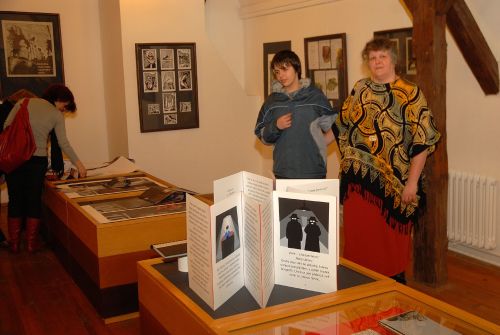 Přesně před týdnem byla v Muzeu na Fojtství zahájena rozsáhlá výstava z prací studentů ostravské umělecké školy AVE ART.<br/>                                                                 
FOTO: DAVID MACHÁČEK