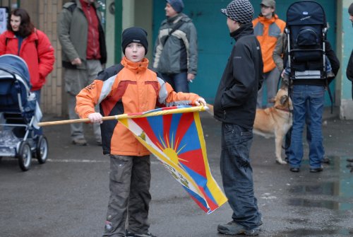 Jeden z účastníků tradičního zvonkového pochodu na podporu Tibetu si připravuje vlajku himalájského státu.  <br/>  
FOTO: DAVID MACHÁČEK
