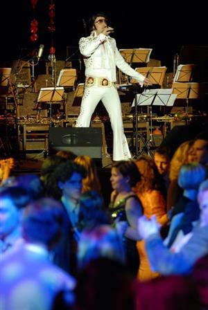 Vladimír Lichnovský coby Elvis Presley byl hostem tradičního Muzikantského bálu v kulturním domě. Plesovou sezonu letos uzavře PlesK v sobotu v Katolickém domě. <br/>  FOTO: DAVID MACHÁČEK