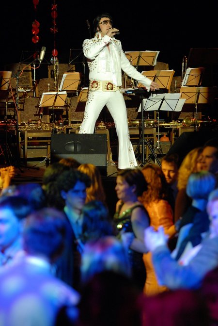 Vladimír Lichnovský coby Elvis Presley byl hostem tradičního Muzikantského bálu v kulturním domě. Plesovou sezonu letos uzavře PlesK v sobotu v Katolickém domě. <br/>  FOTO: DAVID MACHÁČEK