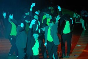 Recesní taneční skupina Direkt, s. r. o., se na sobotním Muzikantském bále rozloučila se svým účinkováním v kopřivnickém kulturním domě. <br/>   
FOTO: DAVID MACHÁČEK
