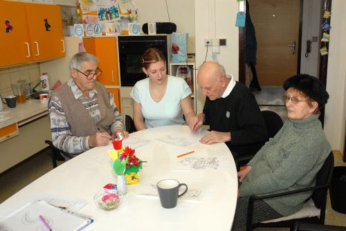 O program seniorů navštěvujících denní domovinku se stará profesionální ergoterapeutka. <br/>                                                              FOTO: DAVID MACHÁČEK