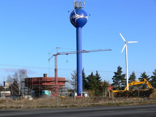 Vodojem ve tvaru létajícího talíře určený pro letiště a průmyslovou zónu se buduje na katastru Petřvaldu u silnice I/58 z Příbora na Ostravu. Jedná se v pořadí o čtvrtý vodojem v obci.<br/>  
FOTO: I. MAZALOVÁ

