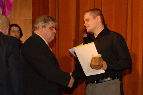 Karatista Milan Burget přebírá ocenění v rámci vyhodnocení nejlepších sportovců okresu Nový Jičín.<br/>  FOTO: DAVID MACHÁČEK